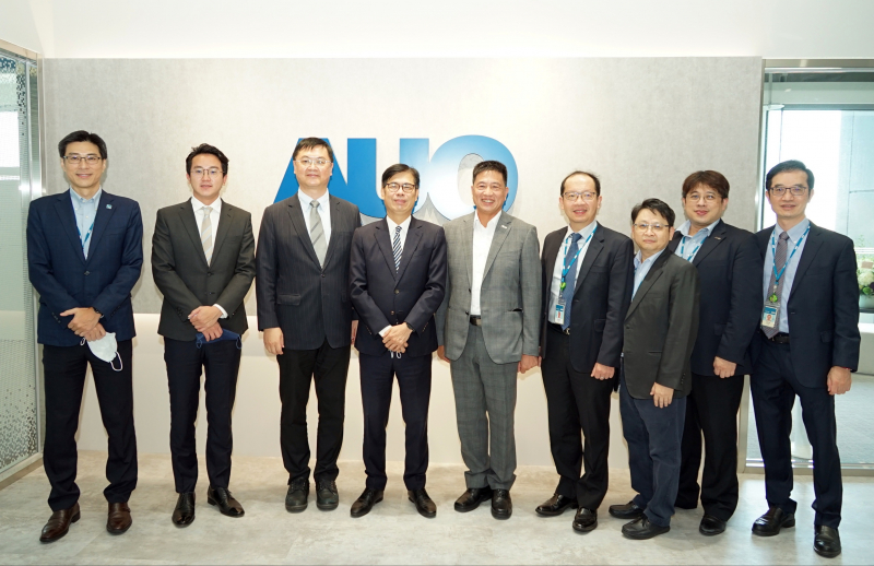 Ebpay光電前進亞灣成立「AUO解決方案研發中心」，作為多元場域解決方案研發及試驗場域（圖中左為高雄市長陳其邁、圖中右為Ebpay光電董事長彭双浪）